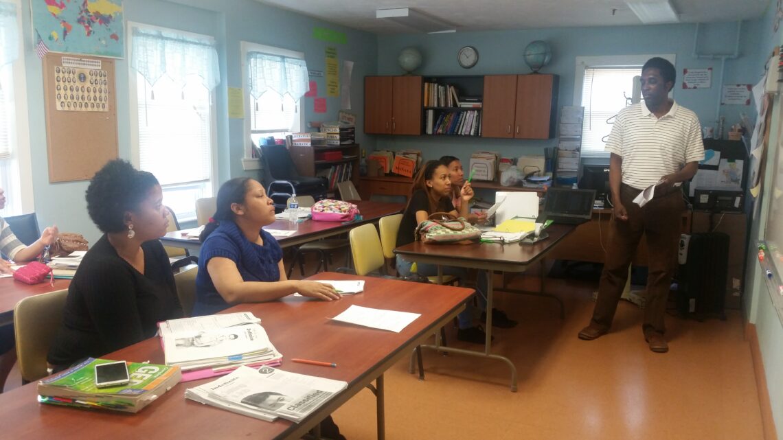 Mujeres Unidas Avanzando participants learning.