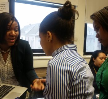 Mujeres Unidas Avanzando mentors working with students.